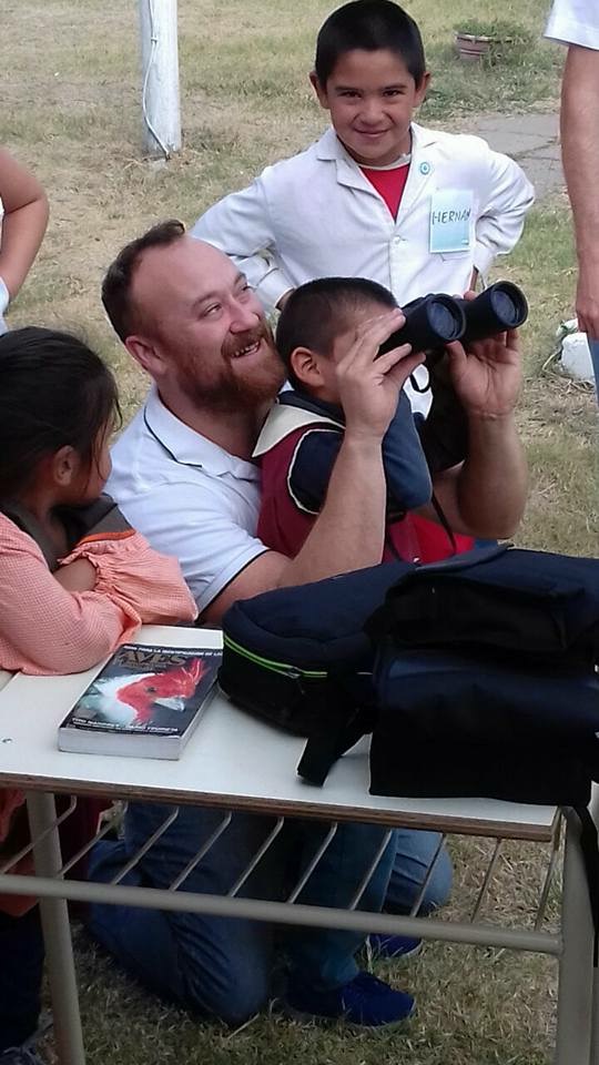 Sr Cristián Alvarez enseñando el uso de binoculares